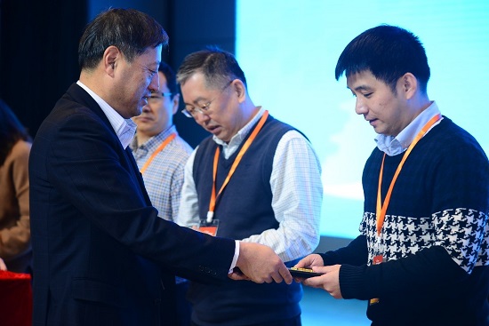 黄昆部长领取奖牌