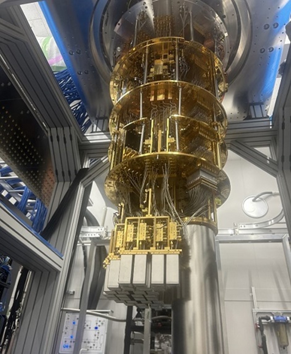 Abbildung 1: Neu entwickelter supraleitender Quantencomputer mit 256 Qubits