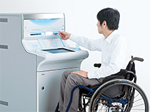 車椅子の方も近づきやすい装置形状 車椅子の方も近づきやすい装置形状