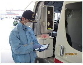 出動情報を入力する救急隊員