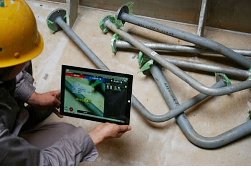 配管情報を確認している様子