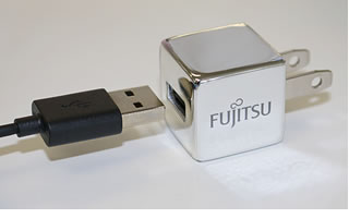 図1 GaN-HEMT ACアダプター(本体容積15.6cc、最大出力12W、最大効率87%)