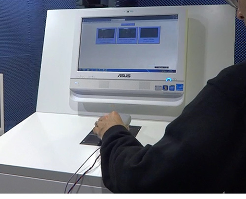 図8 情報端末にスマートフォンサイズ端末をタッチさせるところ