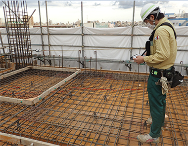 写真：坂田建設様における「現場検査マイスター」の現場利用シーン