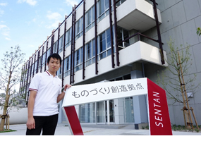 愛知拠点(SENTAN:愛知県豊田市)入口に立つCARTIVATOR代表中村翼