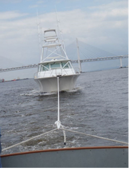 写真:救助船に曳航されるプレジャーボート