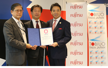 左から、日本身体障がい者水泳連盟 和田理事長、同 河合会長、富士通 廣野執行役員常務