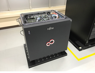 写真：日本自動車研究所様で稼働する液浸冷却システムを用いたPCクラスタ