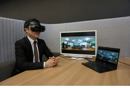 写真．専門家が授業の様子をVRで確認しているイメージ