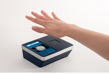 写真1:「PalmSecure Connect」で認証している様子