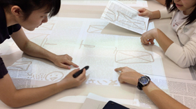 写真．空間UI技術を協働学習で活用している様子