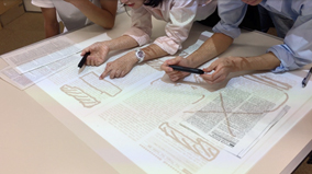 写真．空間UI技術を協働学習で活用している様子