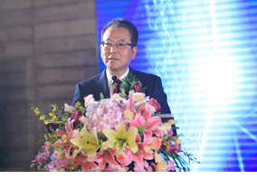 ご挨拶する田中社長