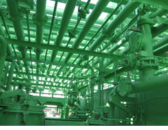 写真1：複雑に交差する化学薬品タンカーの上甲板の配管