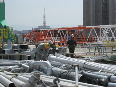 写真2：配管部品が積まれた資材置き場の様子