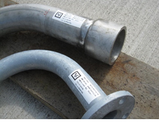 写真3：配管部品に貼り付けられたARマーカー