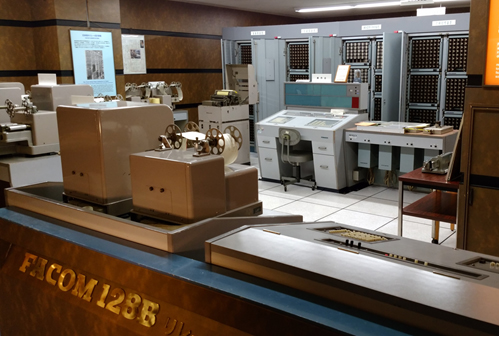 現在でも稼働する「FACOM128B」（池田記念室）