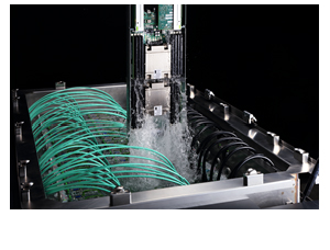 サーバを取り外し、冷却液から引き上げる様子