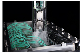 サーバを取り外し、冷却液から引き上げる様子