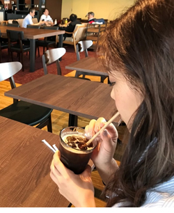 社内カフェでの紙ストローの利用