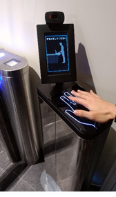 マルチ生体認証端末による入店の様子