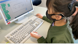 写真3:プログラミングを行うろう学校の生徒の様子