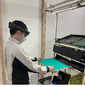 写真1. MRデバイスを装着してトレーニングする様子