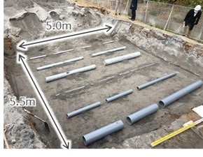写真1：GL-1.0mにおける埋設管状況（実験フィールド）