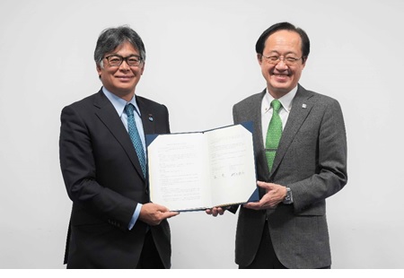 「富士通次世代コンピューティング基盤協働研究拠点」設置について調印した
				富士通 代表取締役社長 時田 隆仁（左）と東京工業大学 学長 益 一哉（右）（於 東京工業大学　大岡山キャンパス　2022年10月20日）
				