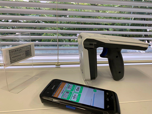 富士通與元太科技運用FRAM RFID解決方案共同開發的電子紙標籤 是具環保效益的電子紙標籤解決方案